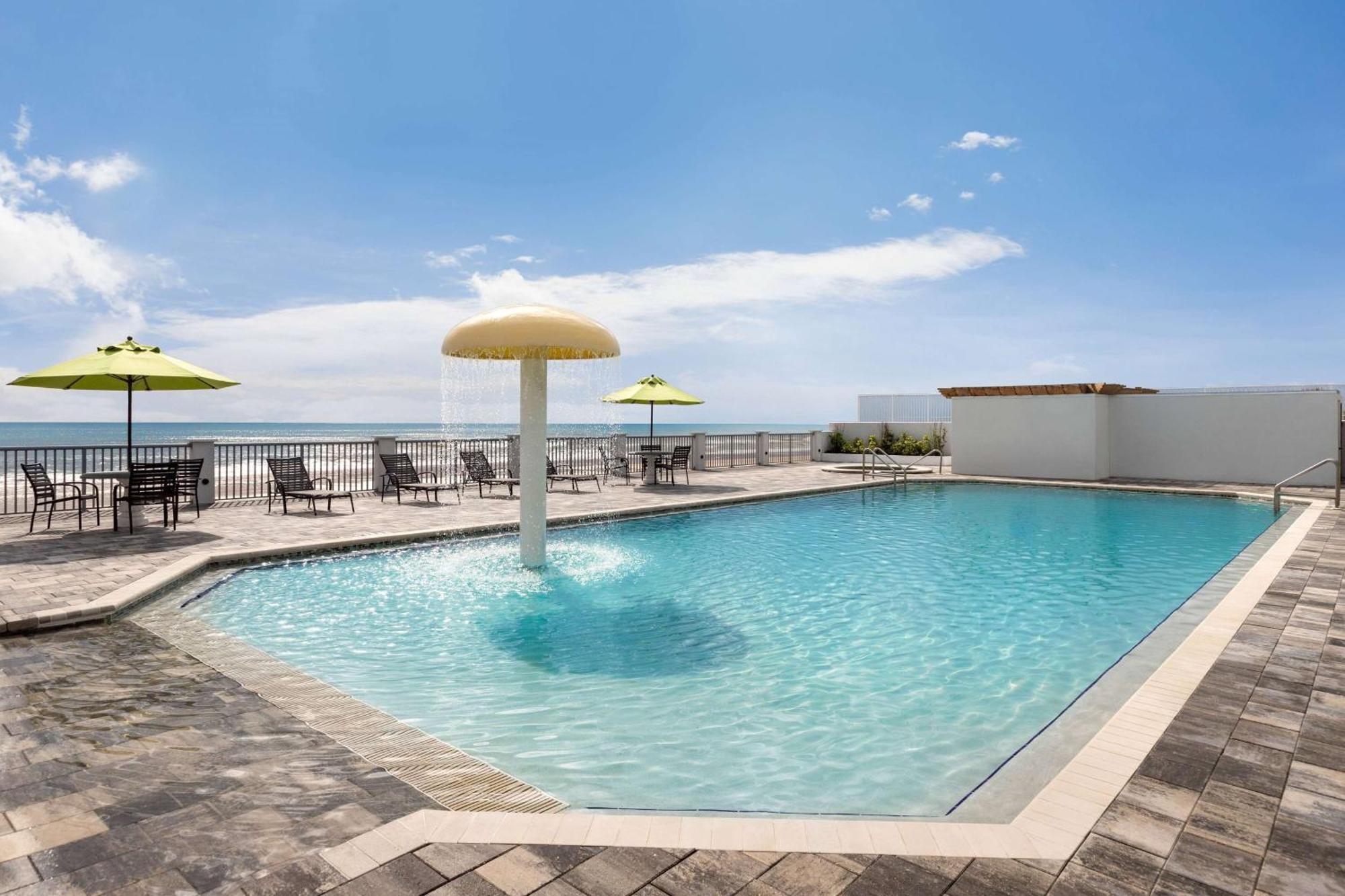 La Quinta By Wyndham Oceanfront Hotel 3*